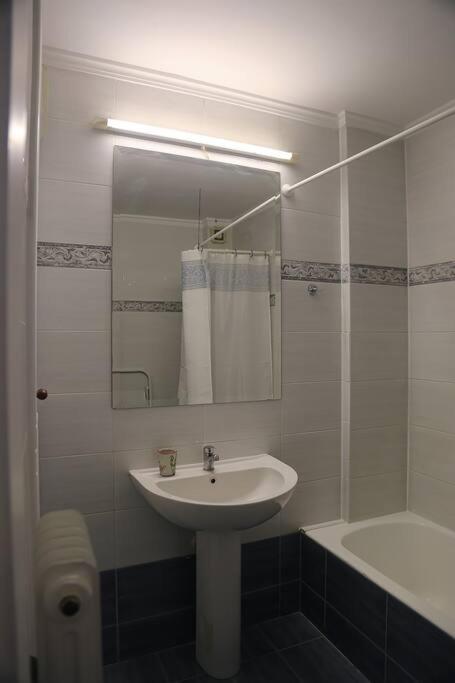 Charming Apartment Near Center Athena Bagian luar foto