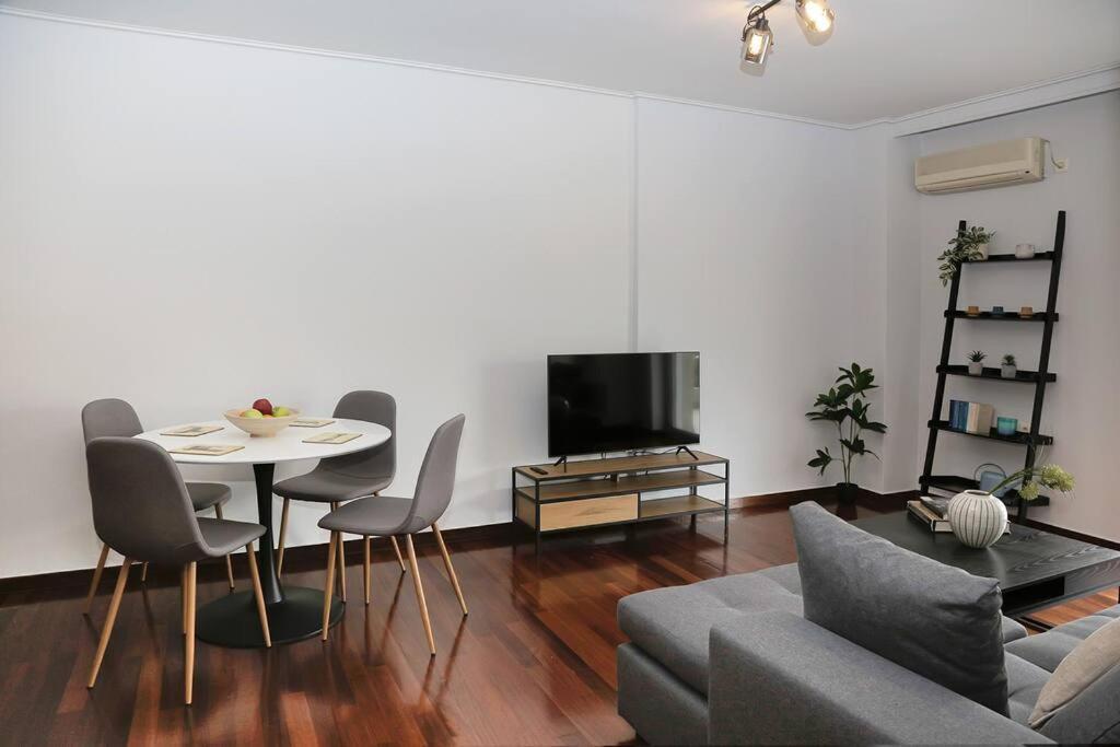 Charming Apartment Near Center Athena Bagian luar foto