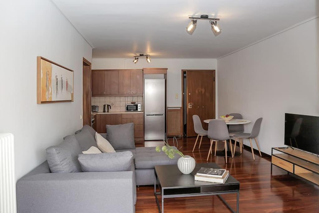 Charming Apartment Near Center Athena Bagian luar foto